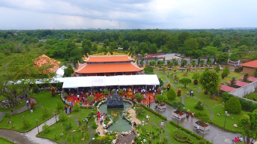 Công trình gồm các hạng mục nhà thờ chính, nhà thợ phụ, nhà nghỉ cho người thăm viếng ở lại qua đêm và nhiều tiểu cảnh, cây cảnh...Ảnh: Zing