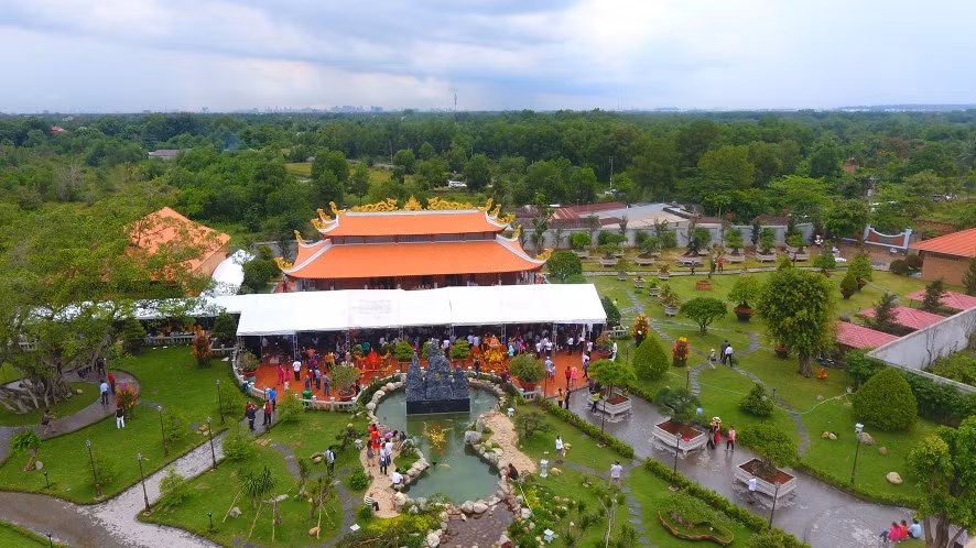 Công trình gồm các hạng mục nhà thờ chính, nhà thợ phụ, nhà nghỉ cho người thăm viếng ở lại qua đêm và nhiều tiểu cảnh, cây cảnh...Ảnh: Zing