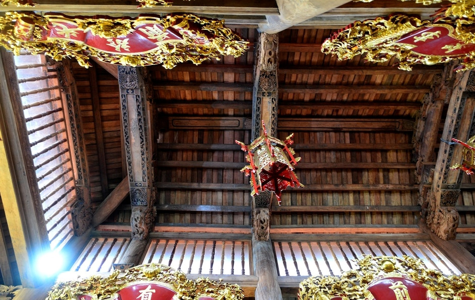 Hệ thống cột kèo trong khu nhà thờ được chạm trổ công phu. Ảnh: Zing