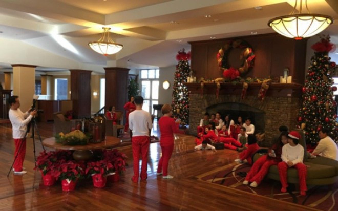 Ngoài ra, ca sĩ Phương Trang - em gái Hoài Linh từng đăng tải hình ảnh cả gia đình quây quần tại phòng khách nhà riêng chuẩn bị đón Giáng sinh ở Mỹ. Ảnh: FBNV