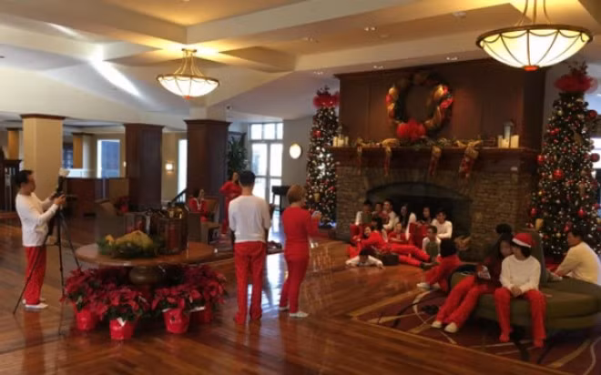 Ngoài ra, ca sĩ Phương Trang - em gái Hoài Linh từng đăng tải hình ảnh cả gia đình quây quần tại phòng khách nhà riêng chuẩn bị đón Giáng sinh ở Mỹ. Ảnh: FBNV