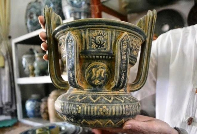 Chiếc lư hương gốm men triều Mạc được đánh giá thuộc cấp Quốc bảo. Ảnh: Dân trí
