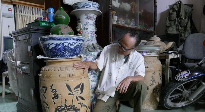 Trong bộ sưu tập đồ cổ của ông Dần có đôi bình gốm hoa nâu, in hoa sen sản xuất thời Lý được ông ra giá 10 tỷ đồng. Ảnh: Vietnamnet