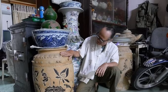 Trong bộ sưu tập đồ cổ của ông Dần có đôi bình gốm hoa nâu, in hoa sen sản xuất thời Lý được ông ra giá 10 tỷ đồng. Ảnh: Vietnamnet