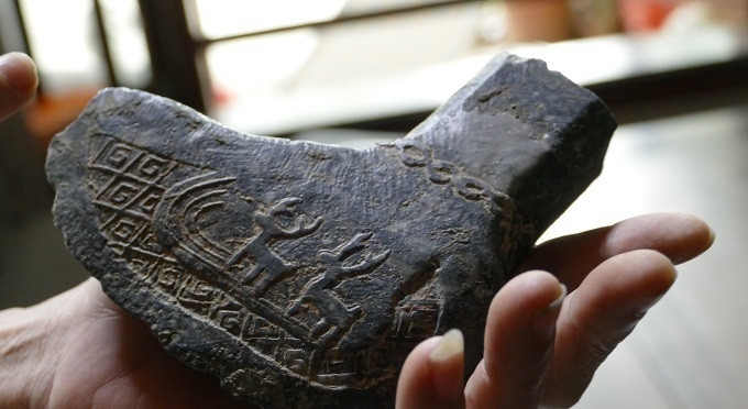 Chiếc rìu nhỏ bằng lòng bàn tay nhưng được giới cổ vật định giá đến vài trăm triệu đồng. Ảnh: Vietnamnet