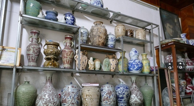 Những chiếc bình cổ, bát đĩa cổ, gốm, sứ, ngọc bội, lư hương… được bày trí bày trí gọn gàng trên các kệ gỗ dựng sát vào tường. Ảnh: Vietnamnet