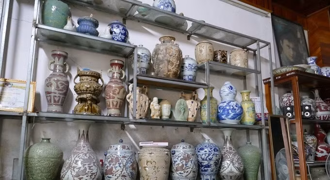Những chiếc bình cổ, bát đĩa cổ, gốm, sứ, ngọc bội, lư hương… được bày trí bày trí gọn gàng trên các kệ gỗ dựng sát vào tường. Ảnh: Vietnamnet