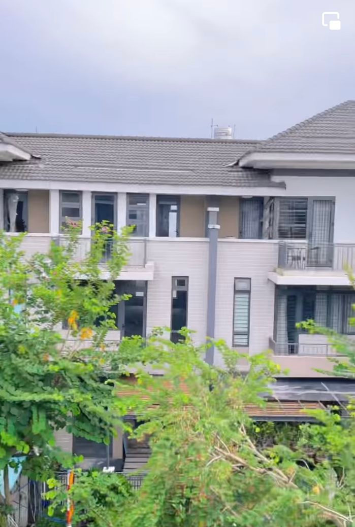 Đó là căn nhà thuộc một khu biệt thự sang trọng với vị trí sầm uất tại quận 7, TP HCM, một tầng trệt và hai lầu.