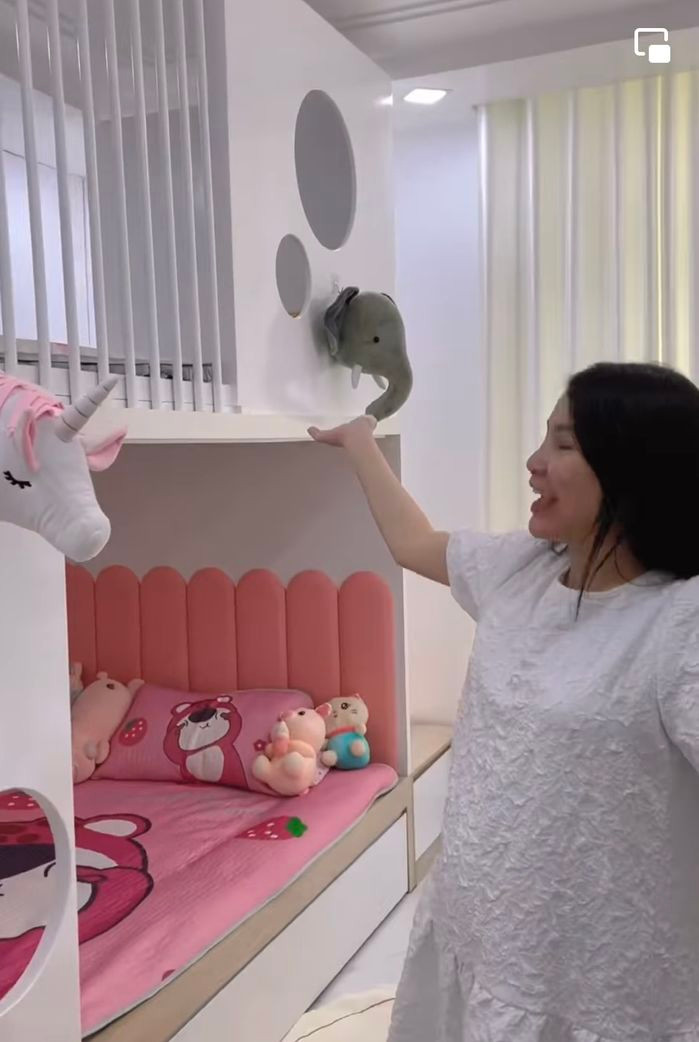 Trên tầng là phòng ngủ dành cho vợ chồng Thanh Trần và phòng cho các con.