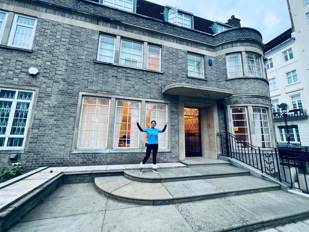 Nhìn từ bên ngoài vào, nhà riêng của mẹ vợ Chi Bảo trông như một lâu đài cổ kính.