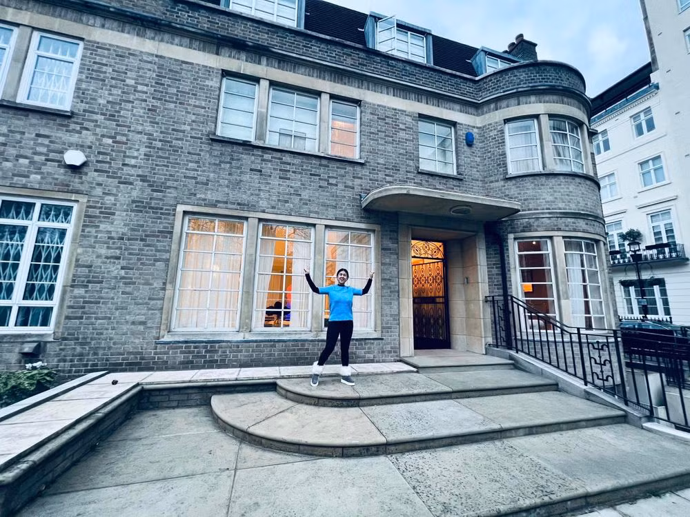 Nhìn từ bên ngoài vào, nhà riêng của mẹ vợ Chi Bảo trông như một lâu đài cổ kính.