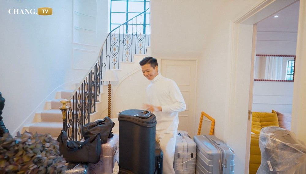 Tầng trệt có nhiều phòng và cầu thang sang trọng dẫn lên tầng 2.