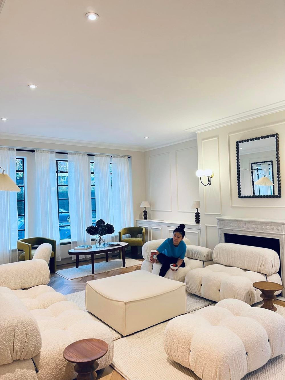 Phòng khách nổi bật với gam màu trắng chủ đạo.