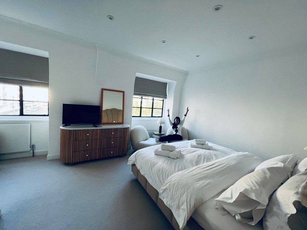 Phòng ngủ dành cho khách tiện nghi không kém khách sạn.