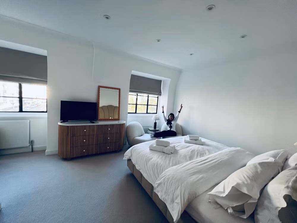 Phòng ngủ dành cho khách tiện nghi không kém khách sạn.