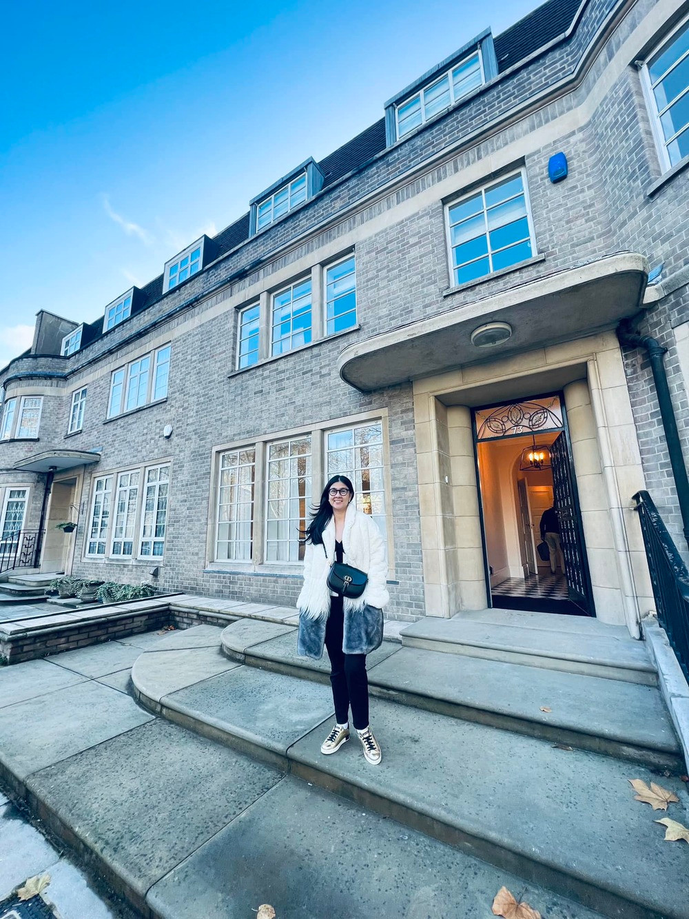 Căn biệt thự mang đậm nét châu Âu với bức tường đá có tông màu xám.