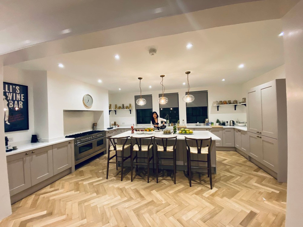 Phòng bếp rộng rãi với đầy đủ thiết bị hiện đại.