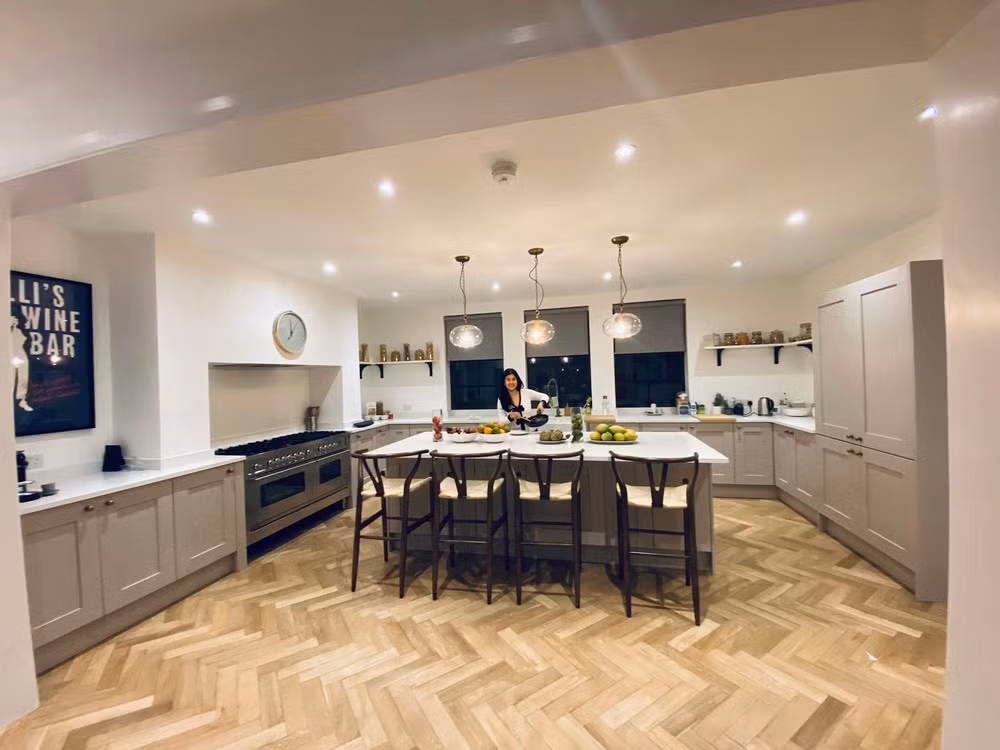 Phòng bếp rộng rãi với đầy đủ thiết bị hiện đại.