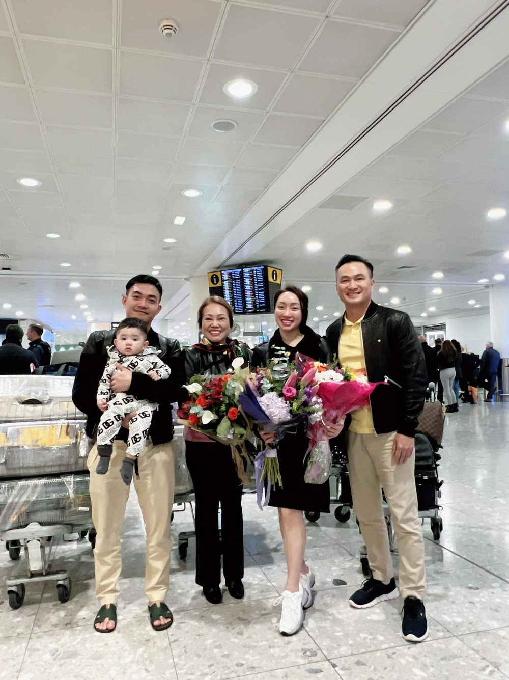 Gần đây, Chi Bảo cùng bà xã đưa con sang Anh thăm mẹ vợ. Tại đây, vợ Chi Bảo hé lộ không gian căn biệt thự sang trọng của mẹ ruột khiến khán giả không khỏi xuýt xoa.