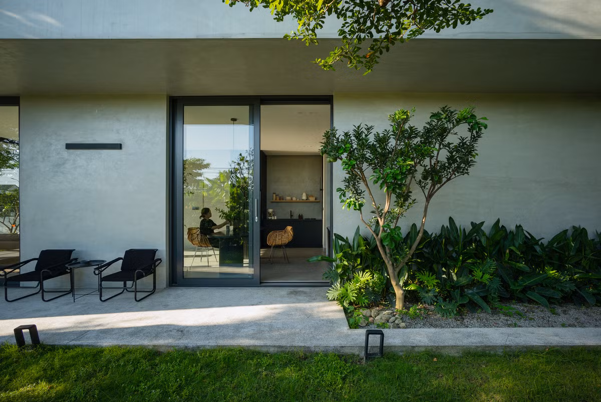 Đặc biệt, thiết kế nhà khắc phục được các vấn đề khí hậu khu vực như nắng gắt, mưa nhiều.