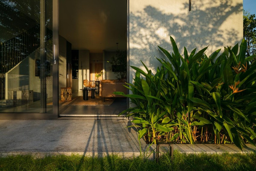 Nhà được tiếp cận bởi các sảnh có đệm lớn, tránh ánh nắng trực tiếp và mang lại không gian thư giãn cho gia đình mỗi tối