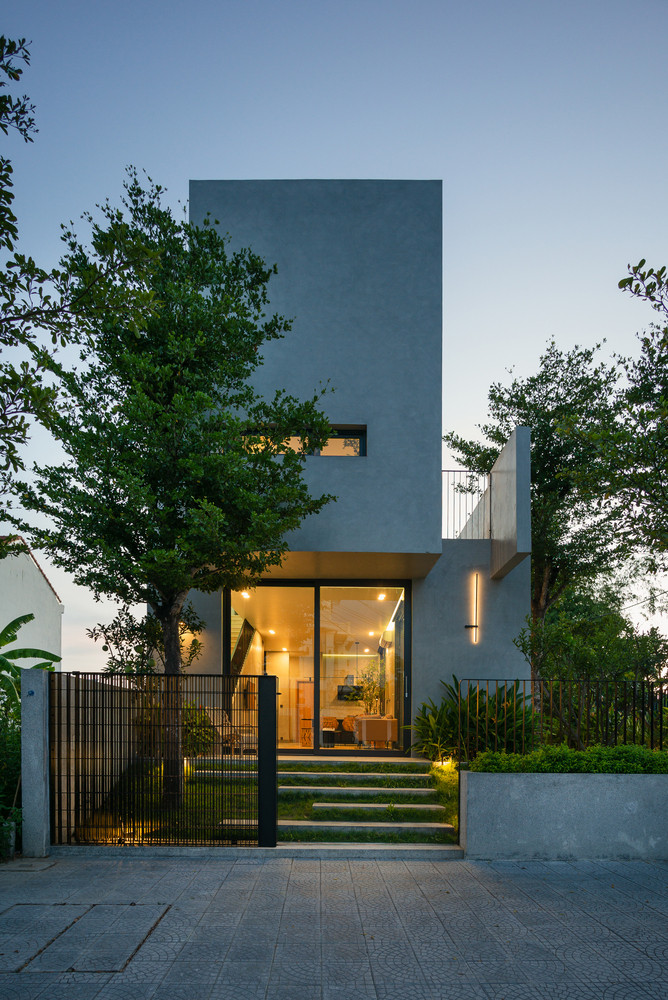 Giải pháp này không chỉ tránh nắng gắt mà còn giúp đối lưu gió tốt và tạo sự riêng tư cần thiết cho gia đình.