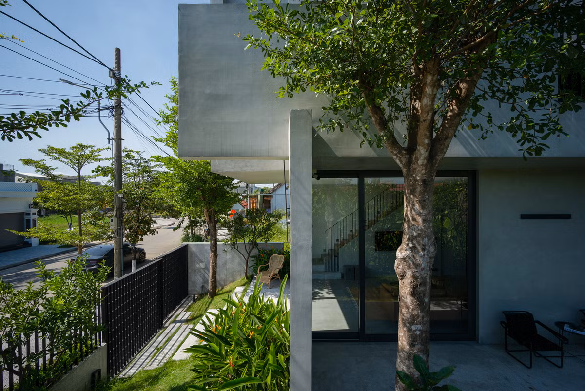 Ban công rộng phía trên đóng vai trò là tấm vải sơn lớn để chắn nắng, che mưa.