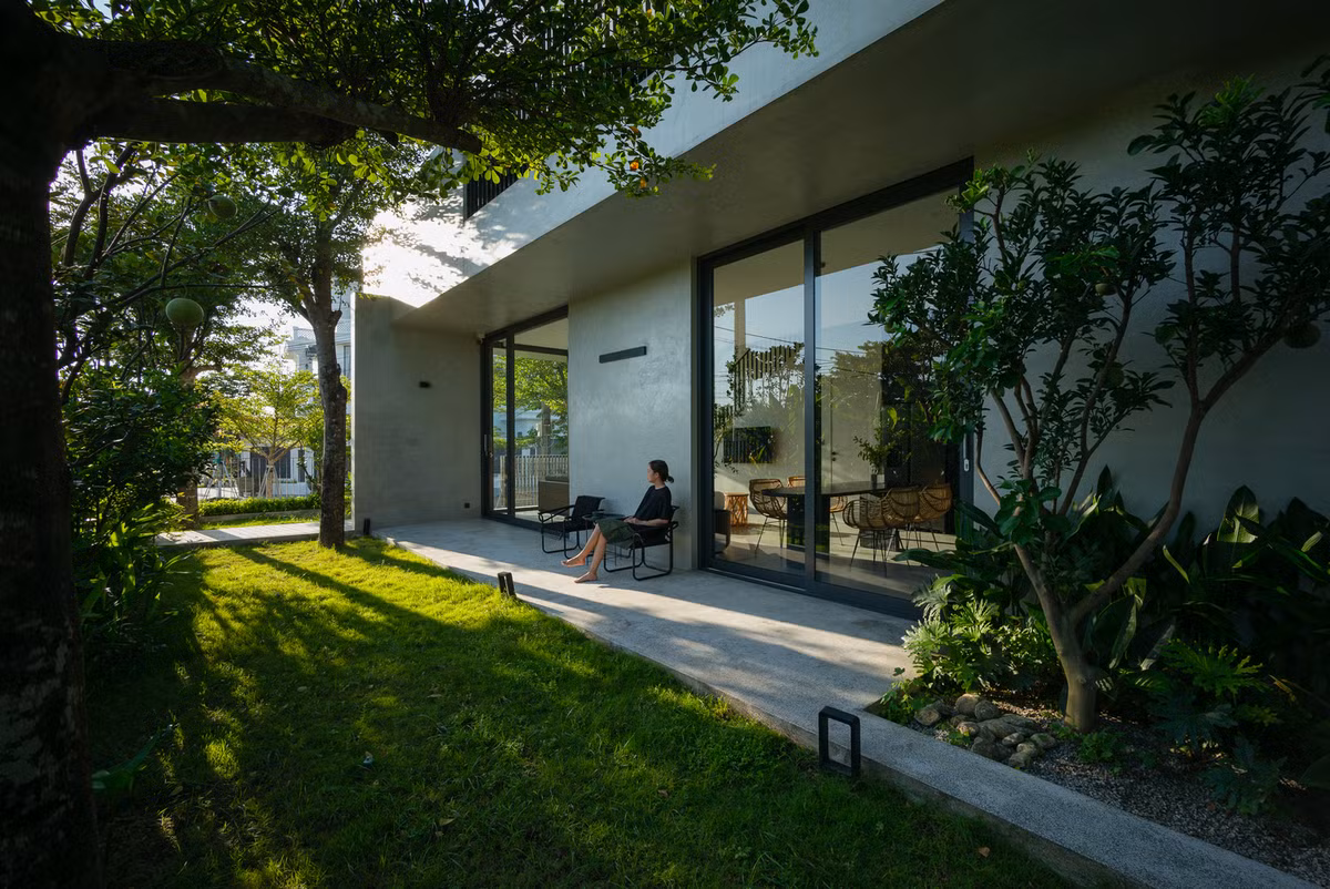 Họ từng sống trong căn hộ thiếu diện tích dành cho mảng xanh và ánh sáng tự nhiên. Vì thế, gia chủ đặt chất lượng cuộc sống lên hàng đầu.