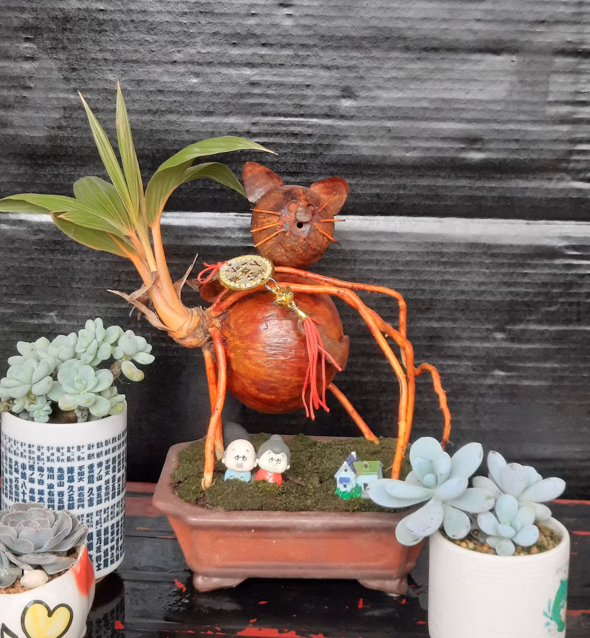 Theo phong thuỷ, dừa bonsai mang lại may mắn, thu hút tài lộc cho gia chủ nên được nhiều khách hàng đặt mua.