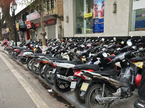 Trông xe ngày Tết là một công việc kiếm bộn tiền vào dịp Tết. Ảnh: Luatvietnam