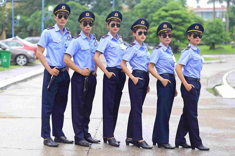 Vì đặc thù riêng, những người làm nhiệm vụ bảo vệ cơ quan, doanh nghiệp, công sở cũng không thể về ăn Tết. Ảnh: BaoveVietA