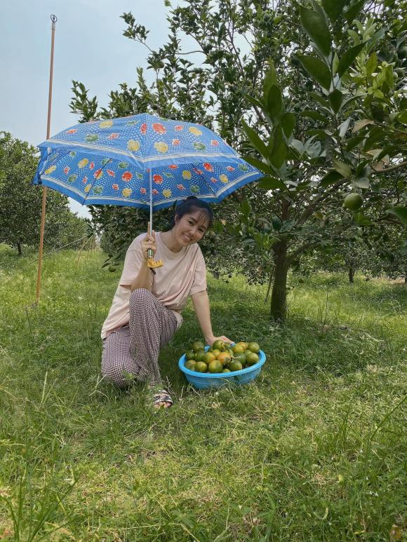Lê Phương khoe thành quả thu hoạch trong trang trại.