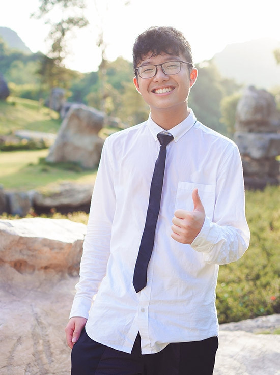 Con trai MC Thảo Vân và nghệ sĩ Công Lý đã trở thành chàng thanh niên chững chạc, cao hơn hẳn mẹ và được khen điển trai như "soái ca" Hàn Quốc.