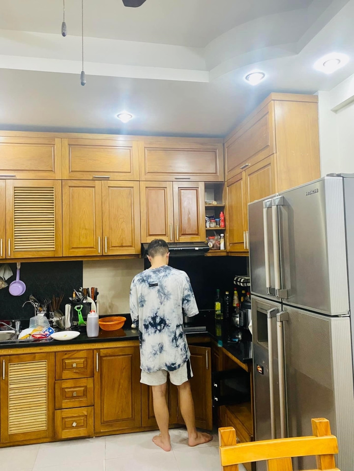 Phòng bếp đơn giản với kệ tủ bằng gỗ.