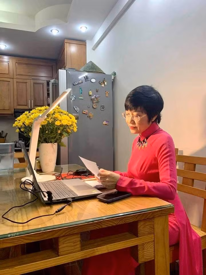 Góc làm việc đơn giản nhưng ấm cúng của MC Thảo Vân. Nguồn ảnh: FBNV