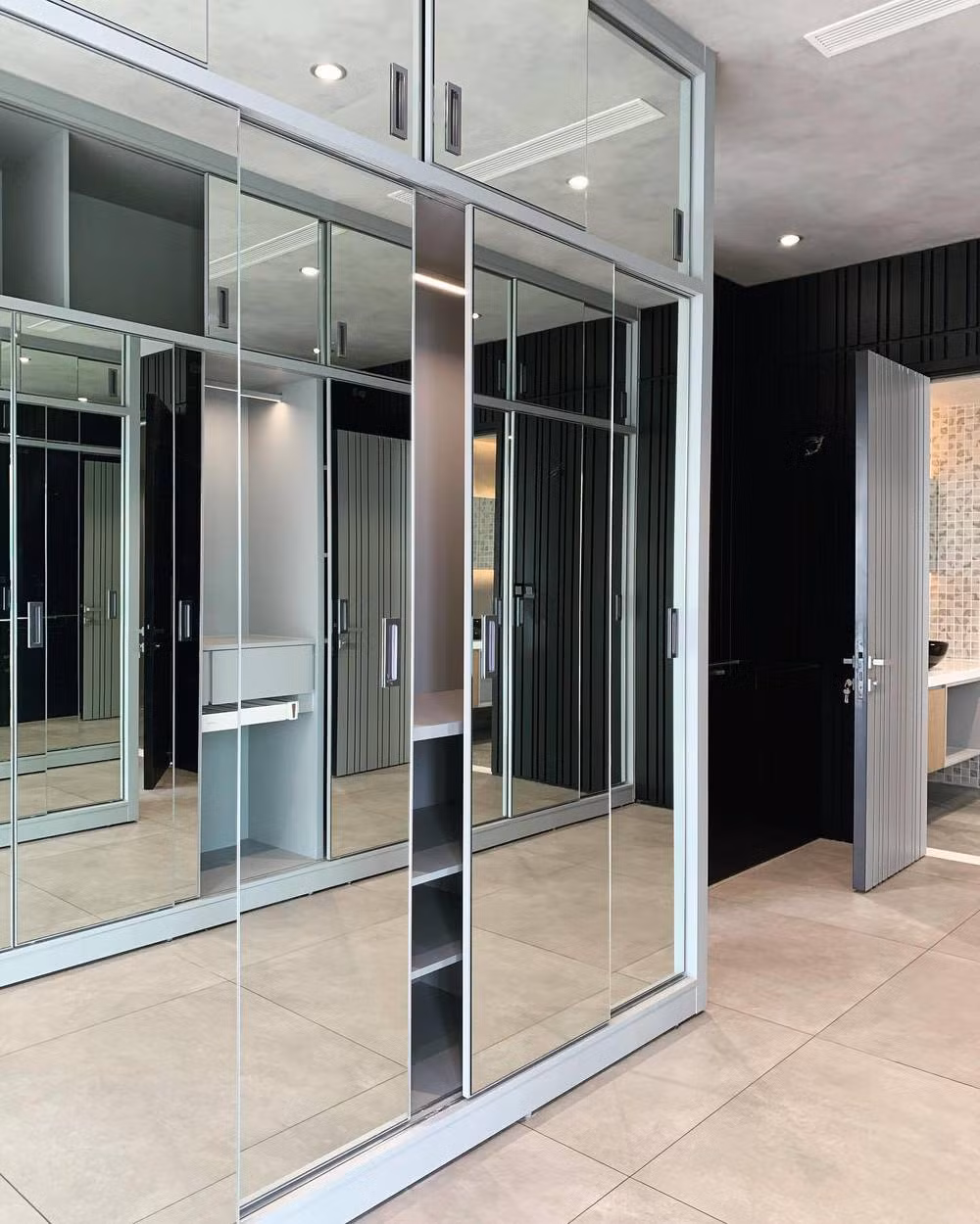 Tủ để đồ hiện đại được lắp đầy kính. Nguồn ảnh: FBNV