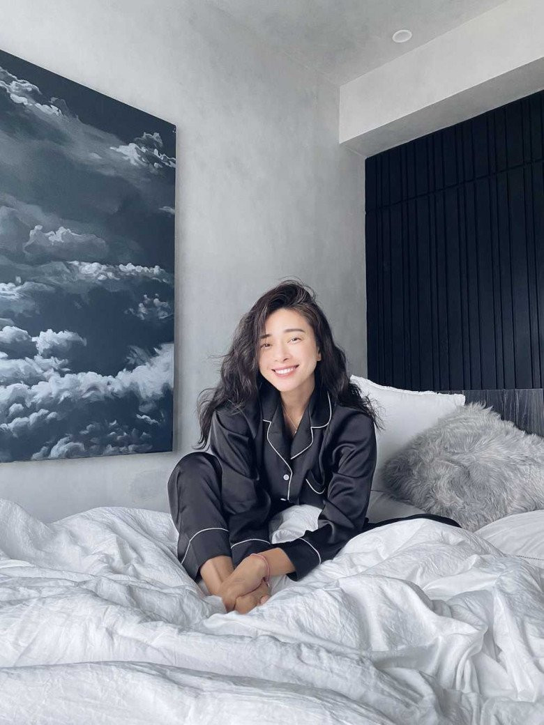 Phòng ngủ của Ngô Thanh Vân mang màu đen - xám cá tính.