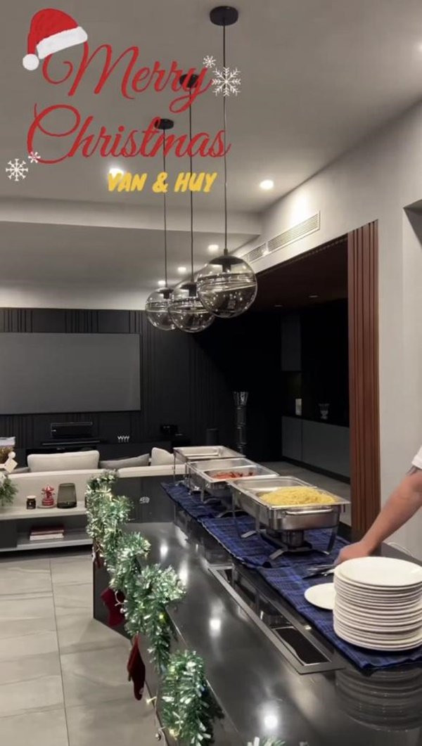 Phòng khách rộng đến mức có thể tổ chức tiệc buffet cho khoảng 10-20 người.