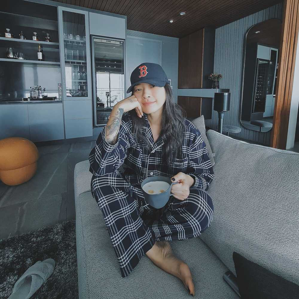 Ngô Thanh Vân sắp xếp bàn làm việc ở phía ngoài gần cửa sổ để đón nắng nhiều hơn.