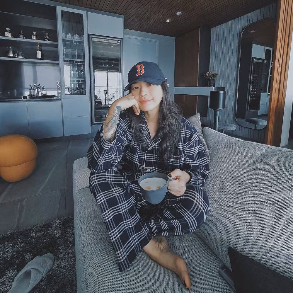 Ngô Thanh Vân sắp xếp bàn làm việc ở phía ngoài gần cửa sổ để đón nắng nhiều hơn.