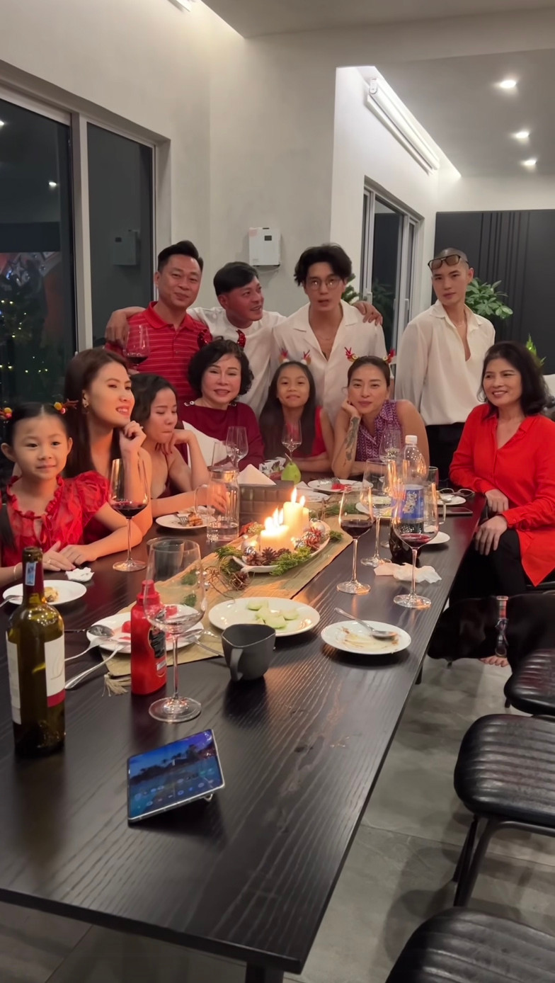 Căn nhà được nhấn nhá nội thất với tông màu gỗ.