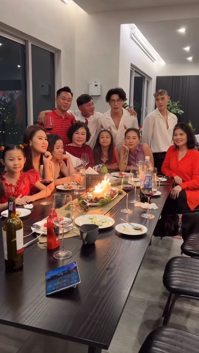 Căn nhà được nhấn nhá nội thất với tông màu gỗ.