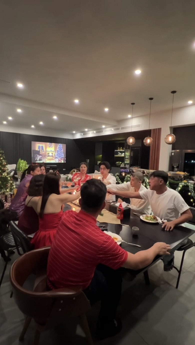 Căn hộ của Ngô Thanh Vân sử dụng tông màu đen xám trung tính chủ đạo khá lạ mắt.