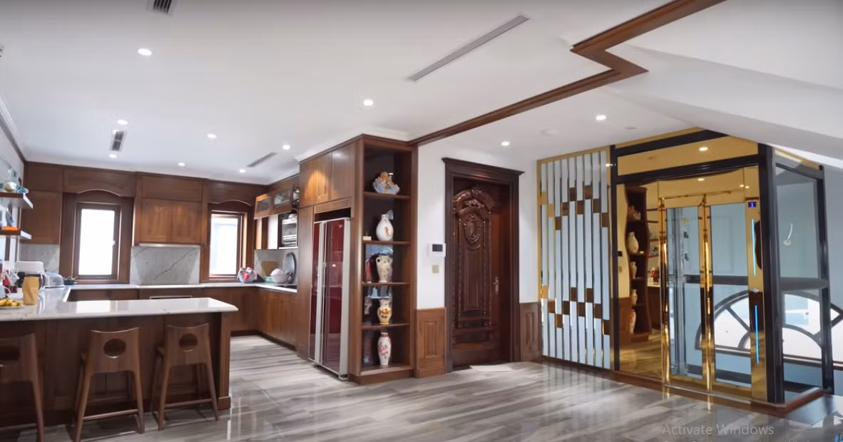 Khu bếp bố trí trên tầng 4, tầng cao nhất của căn biệt thự tân cổ điển.