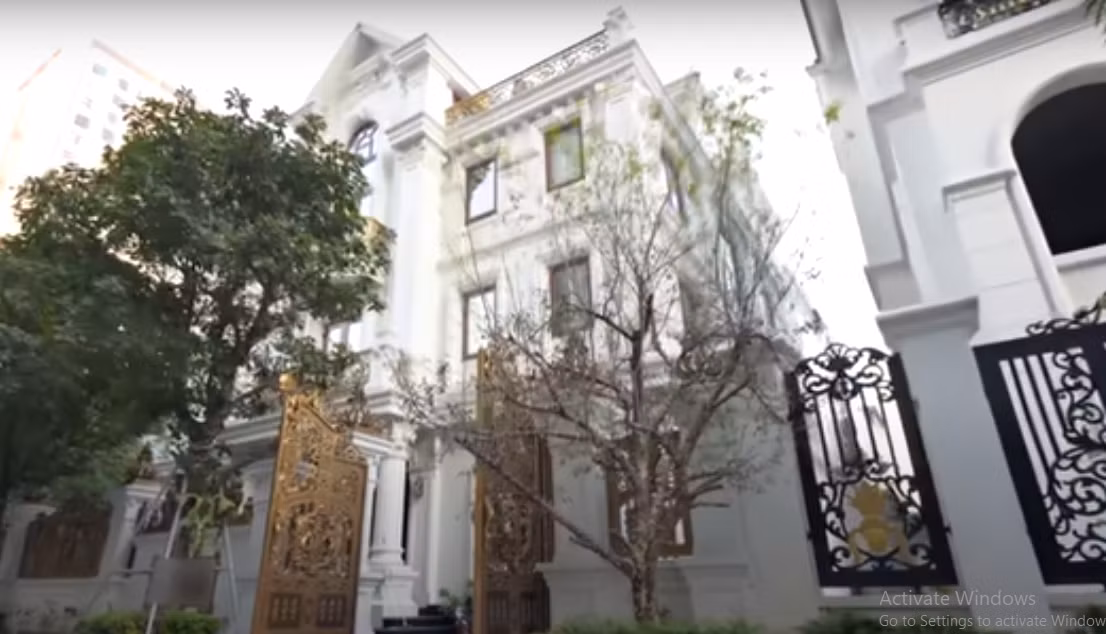 Mới đây, kênh YouTube NhaF giới thiệu một căn biệt thự 2 mặt tiền nguy nga ngay giữa trung tâm Hà Nội.