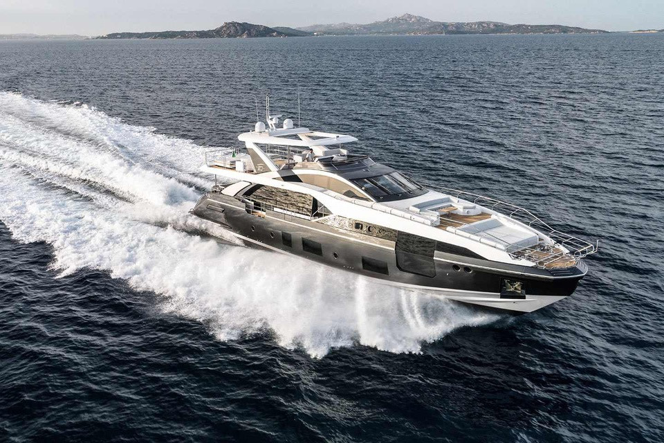 Azimut Grande dài 26,78 m, rộng 6,59 m, có thể chở tối đa 10 hành khách.