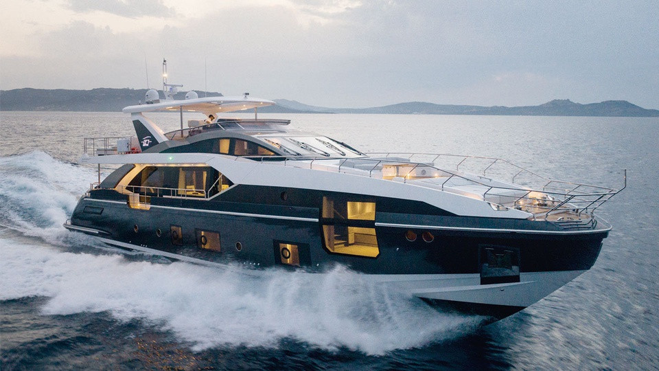 Du thuyền của Cristiano Ronaldo được làm bằng sợi carbon giúp giảm trọng lượng và tăng diện tích bề mặt. Du thuyền có thể đạt vận tốc tối đa 51 km/giờ.