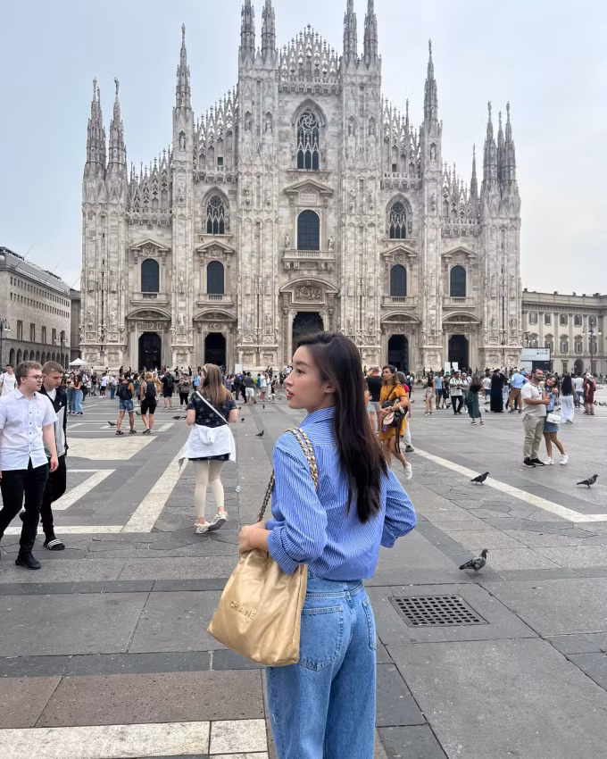 Mẫu sơ mi kẻ sọc dọc đến từ nhà mốt Miu Miu mà Đỗ Mỹ Linh diện khi đi du lịch có giá bán khoảng 20 triệu đồng. Ảnh: Ngoisao