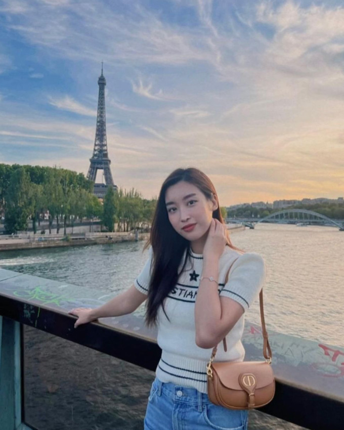 Từng được mệnh danh là "Hoa hậu nghèo nhất Việt Nam" vì lối sống giản dị, Đỗ Mỹ Linh hiện tại thường xuyên sử dụng những món đồ hàng hiệu có giá trị từ hàng chục đến hàng trăm triệu, thậm chí tiền tỷ. Ảnh: Ngoisao