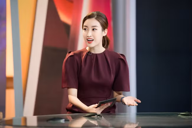 Bên cạnh đó, Hoa hậu Đỗ Mỹ Linh còn làm MC, BTV của Đài Truyền hình Việt Nam. Ảnh: VOV